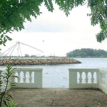 Muziris Harbour View Hotel Kochi Buitenkant foto